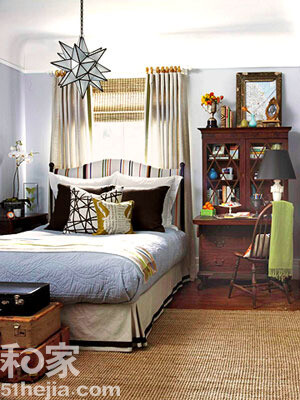 天蓝色的墙面和相匹配的蓝色床品，再搭配上造型简洁的木质家具，卧室的整体风格亲切而又柔和舒适，有利于人们能全身心的投入到睡眠中去。