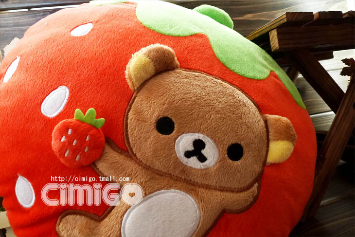 草莓上的熊GG~ 草莓立体刺绣 轻松熊毛绒绒抱枕