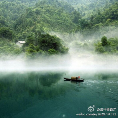 一湾碧水一蓬船，一层白雾层层峦。一幢小居山下坐，一篙撑醒天外仙。