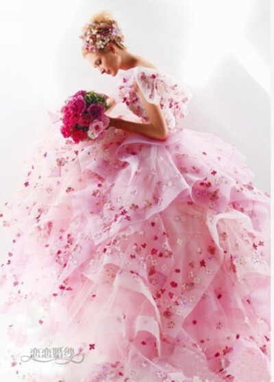 ：大量运用的荷叶边+粉色玫瑰花裙，美不？