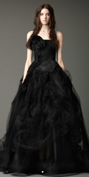 BRIDAL COLLECTION.2012 FALL NEW WEDDING    Vera Wang，这一次选择了用色彩证明自己“婚纱女王”的地位，虽然这并不是Vera Wang第一次在婚纱中运用黑色，但全场15个Look中有9个都用到黑色，其中有6套纯黑色婚纱礼服，依然令人惊讶。即使是这种婚礼上最不常见的颜色，一样有着让女孩们为之尖叫的魅力，Vera Wang的仙子们这次不再来自云端，而是仿佛从寂静幽深的森林中走出，寻找心中的恋人。