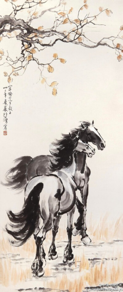 徐悲鸿1943年作《秋叶思归》以写意笔法勾写���的躯干，以大笔挥洒，写出马尾和鬃，再用水墨渲染。用厚重笔墨和率意洒脱的线条，绘制出了秋风瑟瑟中的两匹立马，营造出一副寂寥的画面