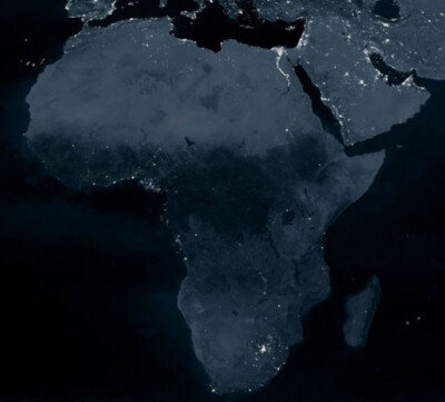 震撼地球夜景卫星图【非洲的夜晚】 埃及境内尼罗河两岸人口密集，在非洲北部漆黑的夜空开辟了一条“灯光大道”。