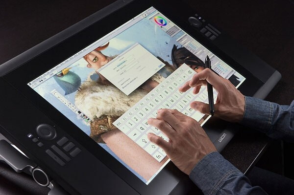 Cintiq 24HD Touch 是一款专为设计师而生的平板，它拥有24寸、10.7 亿色屏幕，他们宣称其平板拥有“控制3D建模或者用单手拖拽、缩放、选图时，用另一只手进行素描”的多点触摸功能。强大的功能自然也就价格不菲，Cin…