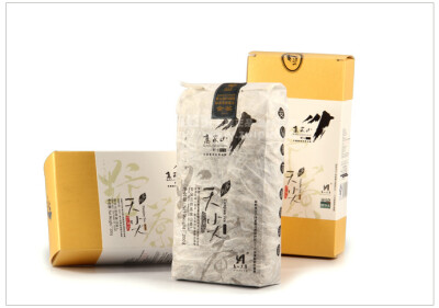 高家山安化野生黑茶 2010年精选盒砖 野雾天尖200g×2盒，新品推荐 包装简洁大方，礼盒上的图形清新雅致。