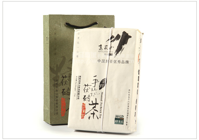 高家山安化黑茶 2011手筑茯砖 茶采摘野生云台大叶茶，采用传统工艺精致而成，砖内金花茂盛，茶汤红亮、滋味醇厚。