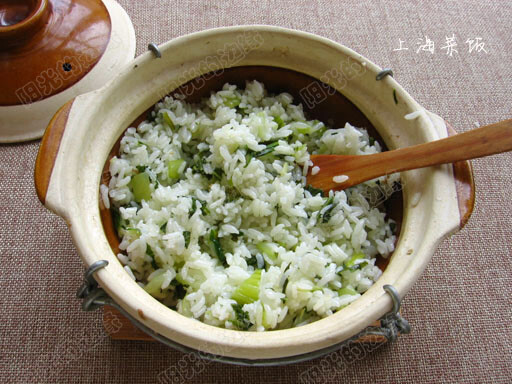 上海菜饭制作步骤 1. 上海青洗净后，分开切碎。热过里倒入一勺食用油，爆香姜末，加入菜梗翻炒。 2. 再放入叶子部分翻炒，加稍多一些的盐调味，炒匀出锅。 3. 大米要提前浸泡半小时到2小时，加入1.2倍的水和一勺油。 4. 放在炉灶上，先开小火热一下锅子，再开大火烧开，放入炒好的上海青。 5. 盖好盖子，小火焖饭，焖熟后关火，打开盖子把菜和米饭拌匀，再焖20分钟。 <br />by:阳光的边缘