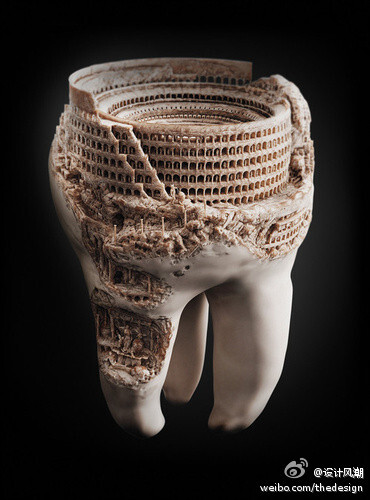 在一个牙齿上进行雕刻，已经是高难度的技术活，何况雕刻的是复杂的古罗马斗兽场，想想整个雕刻过程，牙疼吧。总之这牙齿雕塑是一件非常牙疼的的艺术品。。。。