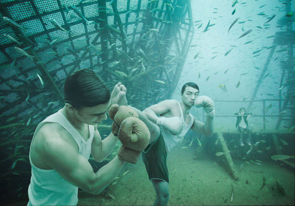 Andreas Franke，来自奥地利的摄影师。他将这场艺术展命名为“范登堡：地表下的生活”(The Vandenberg：Life Below The surface)。在去年，Franke探测了淹没在海里的“范登堡”号军舰，而他也在佛罗里达州拍摄了很多沉船现场照片，当他回到奧地利查看照片时，顿时萌生了这个有趣的主意，为那艘像人造暗礁的沉船賦予了新的生命。Franke让潜水者用12快强力磁铁把拍摄的超现实摄影数码照片吸附在长93英尺(约28米)的船舷上，这些照片外有3毫米的樹脂玻璃封住，装裱在不锈钢的铁框上，再用矽樹脂密封防水。Franke的作品与这艘沉船的工业金属质感形成对比，主页：http://www.staudinger-franke.com