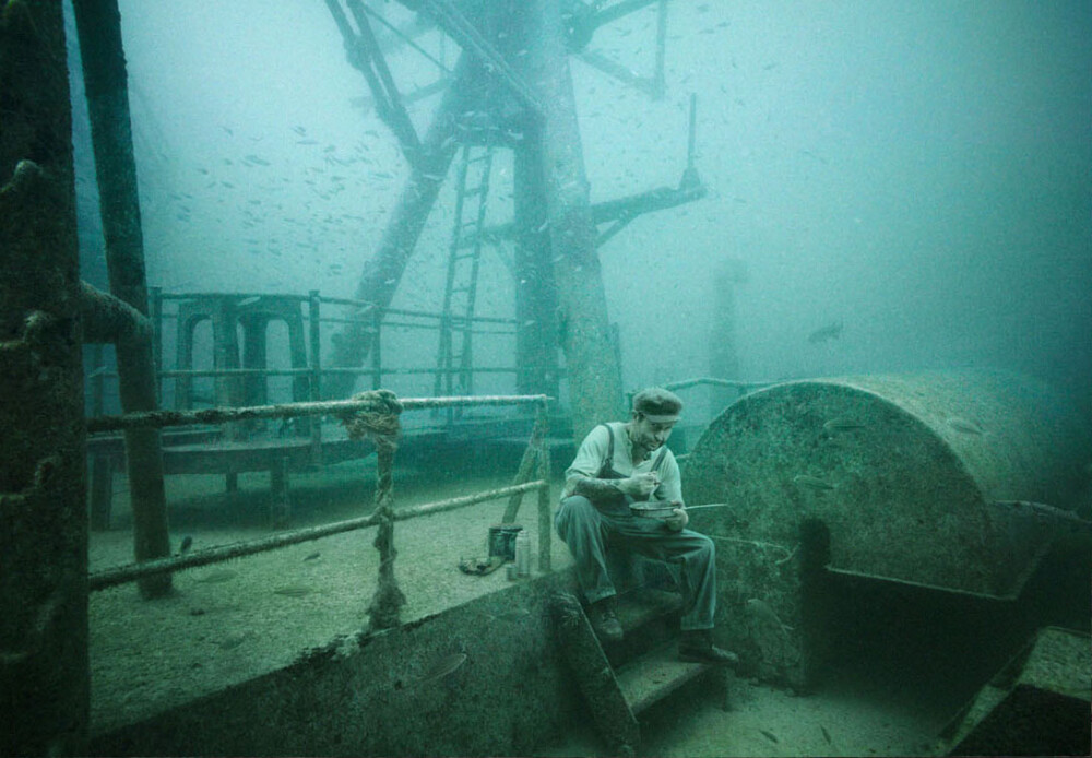 Andreas Franke，来自奥地利的摄影师。他将这场艺术展命名为“范登堡：地表下的生活”(The Vandenberg：Life Below The surface)。在去年，Franke探测了淹没在海里的“范登堡”号军舰，而他也在佛罗里达州拍摄了很多沉船现场照片，当他回到奧地利查看照片时，顿时萌生了这个有趣的主意，为那艘像人造暗礁的沉船賦予了新的生命。Franke让潜水者用12快强力磁铁把拍摄的超现实摄影数码照片吸附在长93英尺(约28米)的船舷上，这些照片外有3毫米的樹脂玻璃封住，装裱在不锈钢的铁框上，再用矽樹脂密封防水。Franke的作品与这艘沉船的工业金属质感形成对比，主页：http://www.staudinger-franke.com