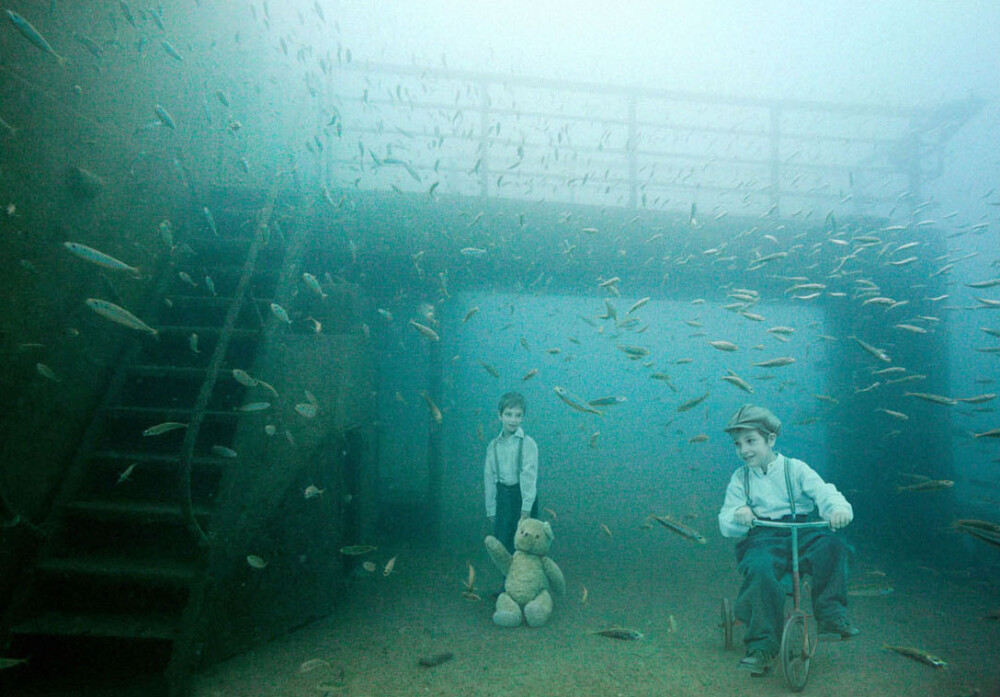 Andreas Franke，来自奥地利的摄影师。他将这场艺术展命名为“范登堡：地表下的生活”(The Vandenberg：Life Below The surface)。在去年，Franke探测了淹没在海里的“范登堡”号军舰，而他也在佛罗里达州拍摄了很多沉船现场照片，当他回到奧地利查看照片时，顿时萌生了这个有趣的主意，为那艘像人造暗礁的沉船賦予了新的生命。Franke让潜水者用12快强力磁铁把拍摄的超现实摄影数码照片吸附在长93英尺(约28米)的船舷上，这些照片外有3毫米的樹脂玻璃封住，装裱在不锈钢的铁框上，再用矽樹脂密封防水。Franke的作品与这艘沉船的工业金属质感形成对比，主页：http://www.staudinger-franke.com