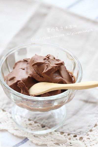 材料 牛奶 180ml 细砂糖 60g 可可粉 1/2大勺 淡奶油 120g 蛋黄 2个 黑巧克力 60g 细砂糖 1大勺 作法 1.蛋黄加入砂糖打发至发白状态。2.牛奶煮到即将沸腾状态，再冷却至60度时，分次慢慢倒入蛋黄中完全搅打均匀。3.将2过筛一次，回锅煮，小小火边煮边搅拌。4.煮到蛋黄糊变浓稠之后立即关火，将锅子移到别处。5.可可粉和1大勺的细砂糖混合，用少量煮好的2搅拌均匀，再将它倒入剩余的2中混合均匀。6.等温度降低到60度的时候放入巧克力，拌至巧克力完全融化，把巧克力糊过筛一次，再把容器放在装有冰水的盆里降低温度，冷却之后倒入淡奶油混合均匀，放入冰箱冷藏3~4小时