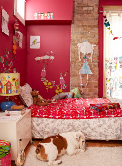 布置得很卡通的卧室，红色的也适合小朋友