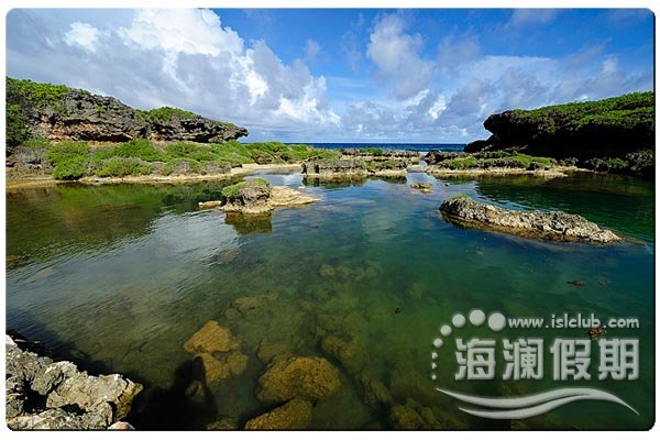 关岛的天然泳池，水趣盎然。凝望着淡淡的水波，仿佛回到了久违的童年时光。一个天然的池塘、一个简易的跳台、一群不同肤色的孩子、一听啤酒，只想就这么呆着，不离开。眼前是清澈透亮的海水，跃入其中，清凉透骨，舒爽无比... 天然形成的一个海水池塘，外围有珊瑚礁围绕，前面又加了一层礁石的保护，海浪汹涌也打不进来，自然成为了当地孩子们的戏水乐园。关岛旅游：http://guam.islclub.com