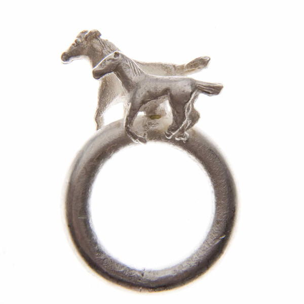 100s and 1000s系列里有四轮马车，小城堡，望远镜，每个都像是童话中的物品。Hannah想通过这个系列，唤起自己对曾经嬉戏过的那片土地和无忧无虑的童年的回忆~~