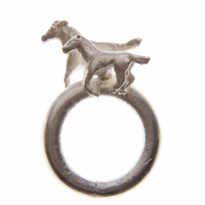 100s and 1000s系列里有四轮马车，小城堡，望远镜，每个都像是童话中的物品。Hannah想通过这个系列，唤起自己对曾经嬉戏过的那片土地和无忧无虑的童年的回忆~~