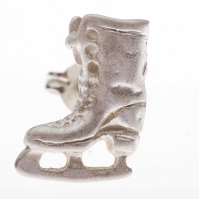 戴上小马车戒指，愿它带你去远方遨游；带上望远镜戒指，愿你看到举世美景，带上城堡戒指，愿你就是那个幸福一辈子的公主！