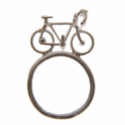 100s and 1000s系列里有四轮马车，小城堡，望远镜，每个都像是童话中的物品。Hannah想通过这个系列，唤起自己对曾经嬉戏过的那片土地和无忧无虑的童年的回忆 ~