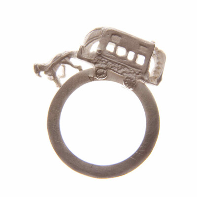 100s and 1000s系列里有四轮马车，小城堡，望远镜，每个都像是童话中的物品。Hannah想通过这个系列，唤起自己对曾经嬉戏过的那片土地和无忧无虑的童年的回忆。