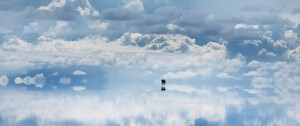 乌尤尼盐沼（Salar de Uyuni）位于玻利维亚西南部天空之镜的乌尤尼小镇附近，是世界最大的盐沼。多云的天气，彷佛畅游在天空之中，