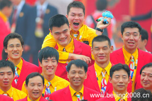 姚明，刘翔，朱方雨等人合影