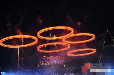 2012年伦敦奥运会开幕式，巨大的五环从四面八方汇聚到一起，意义深远