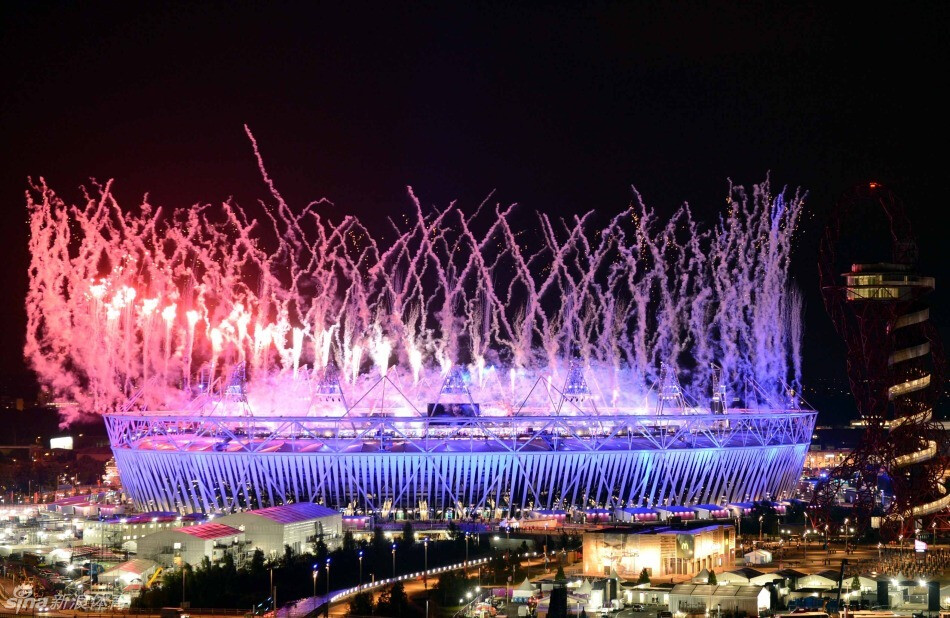 夜空留下烟花残影