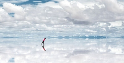 乌尤尼盐沼（Salar de Uyuni）位于玻利维亚西南部天空之镜的乌尤尼小镇附近，是世界最大的盐沼。多云的天气，彷佛畅游在天空之中，此情此景，甚美！！