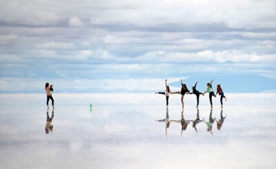 乌尤尼盐沼（Salar de Uyuni）位于玻利维亚西南部天空之镜的乌尤尼小镇附近，是世界最大的盐沼。多云的天气，彷佛畅游在天空之中，此情此景，甚美！！