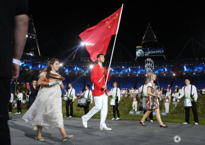奥运开幕式中国代表团入场 易建联举旗