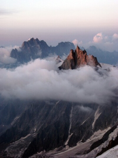 南针峰，云雾缠绕（拥有全欧洲最高的缆车站，法国阿尔卑斯山）