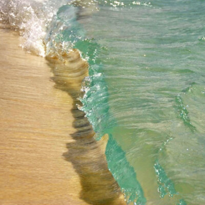 哇！！这是美国塞班岛的海浪，清澈的如同翡翠一般…
