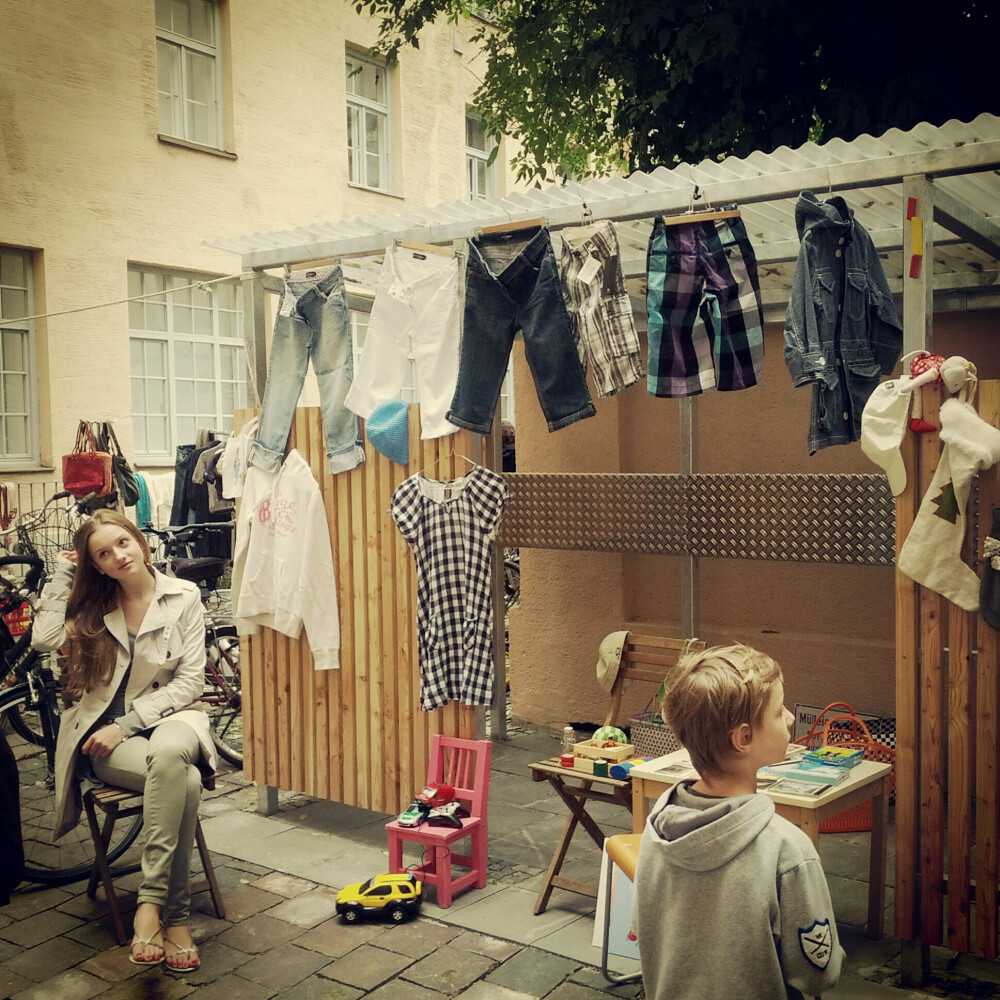 上週末经过慕尼黑的一个小社区，许多人把家裡的东西拿出来作清仓拍卖，之前和公家机关作了简单的申请手续后，他们製作了社区内的拍卖点分布图，你也可以看到许多公寓楼的中庭前挂着彩色的气球。他们不喜欢将东西用过及丢，用低价的方式卖给其他需要的人，除了促进社区的活络，也算是对环保尽一份心力。