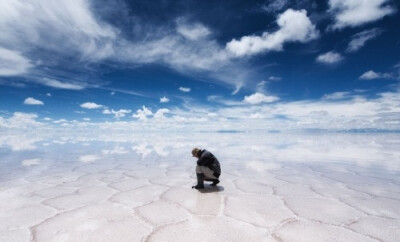 乌尤尼盐沼（Salar de Uyuni）位于玻利维亚西南部天空之镜的乌尤尼小镇附近，是世界最大的盐沼。多云的天气，彷佛畅游在天空之中