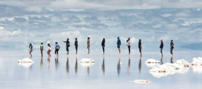 乌尤尼盐沼（Salar de Uyuni）位于玻利维亚西南部天空之镜的乌尤尼小镇附近，是世界最大的盐沼。多云的天气，彷佛畅游在天空之中