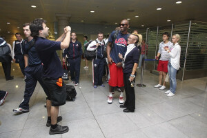 科比与粉丝合影