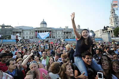 英国民众热情支持奥运 2011年7月27日，英国民众在特拉法尔加广场欢呼出席伦敦奥运会推出的金牌、银牌和铜牌的仪式,庆祝距离伦敦奥运会开幕还有一周年。