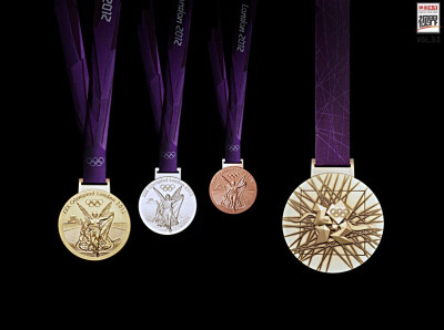 奥运奖牌露面 2011年7月27日，伦敦奥组委展示奥运会奖牌，2012年奥运会的奖牌由英国艺术家大卫-沃特金斯设计，奖牌证明是描述奥运会的的图案，背面则是希腊胜利女神。