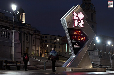 倒计时200天 2012年1月9日，伦敦，破晓时分下的特拉法加广场，矗立着醒目的伦敦奥运会200天倒计时钟。