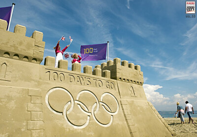 倒计时100天 2012年4月13日，伦敦，在韦茅斯海滩一个新建的巨型沙堡上，两个孩童手持英国国旗迎接伦敦奥运会100天倒计时。