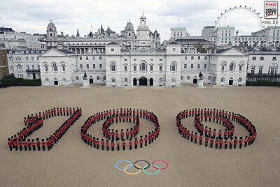 英国卫队迎接奥运100天 2012年4月16日，伦敦，皇家骑兵卫队阅兵场，由国民警卫队士兵投掷兵、冷溪近卫团以及苏格兰和威尔士卫队排列成一个巨大的“100”字样，迎接伦敦奥运会100天倒计时。