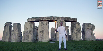 圣火传递到史前巨石柱 2012年7月12日，美国名将迈克尔-约翰逊在位于英格兰南部的世界遗产巨石阵前进行火炬传递。