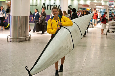运动员开始低调伦敦 2012年7月17日，澳大利亚皮划艇运动员杰西卡-福克斯来到伦敦希思罗机场，出生在法国的澳大利亚运动员福克斯澳大利亚奥运代表队最年轻的成员。
