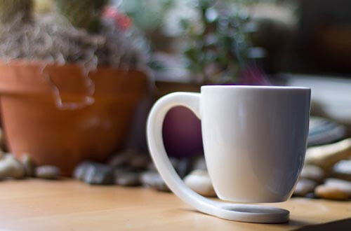 由Tigere Chiriga设计的浮杯（Floating Mug），它的灵感来自挂香蕉的架子，巧妙地将杯柄拉长并变成与桌面直接接触的支架，中间则是悬空部分，看上去就像杯子漂浮于空中一样。目前正在kickstarter上发售。