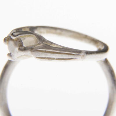 澳洲设计师【100s and 1000s】童话系列 订婚戒指，100s and 1000s系列里有四轮马车，小城堡，望远镜，每个都像是童话中的物品。Hannah想通过这个系列，唤起自己对曾经嬉戏过的那片土地和无忧无虑的童年的回忆。