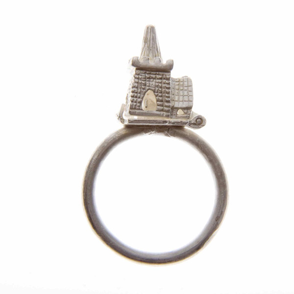 100s and 1000s系列里有四轮马车，小城堡，望远镜，每个都像是童话中的物品。Hannah想通过这个系列，唤起自己对曾经嬉戏过的那片土地和无忧无虑的童年的回忆。与一般珠宝不同的是，Hannah的这个系列属于现代珠宝的范畴。一般珠宝只是在上面镶些东西让它看上去亮闪闪的，现代珠宝会从不同角度让你对材料有更多审视。戴上小马车戒指，愿它带你去远方遨游；带上望远镜戒指，愿你看到举世美景，带上城堡戒指，愿你就是那个幸福一辈子的公主！