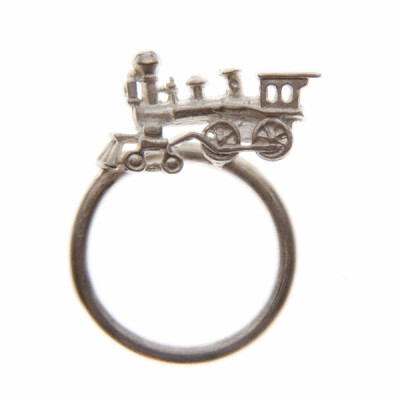 澳洲设计师【100s and 1000s】童话系列 蒸汽火车戒指，满满的都是童年的味道，戴上小马车戒指，愿它带你去远方遨游；带上望远镜戒指，愿你看到举世美景，带上城堡戒指，愿你就是那个幸福一辈子的公主！【尺寸】 火车…
