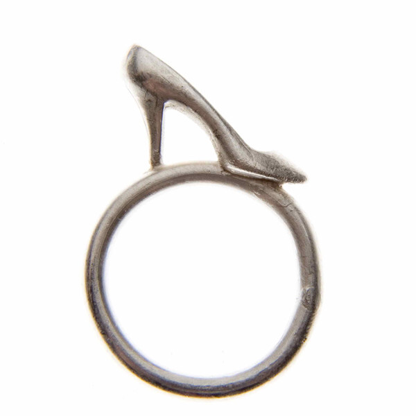 澳洲设计师【100s and 1000s】童话系列 灰姑娘水晶鞋戒指，带上他你会成为灰姑娘，你的王子就在彼岸等你~【尺寸】水晶鞋底长1.2cm 高0.9cm，戒指指圈直径1.7-1.9cm