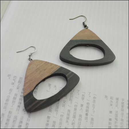 三角木珠耳环 http://item.taobao.com/item.htm?id=16438703862