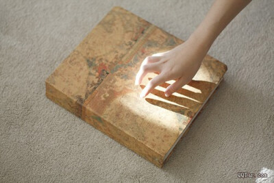 我们像一首最美丽的歌曲 变成两部悲伤的电影 为什麽你带我走过最难忘的旅行 然後留下最痛的纪念品 ------五月天（突然好想你）